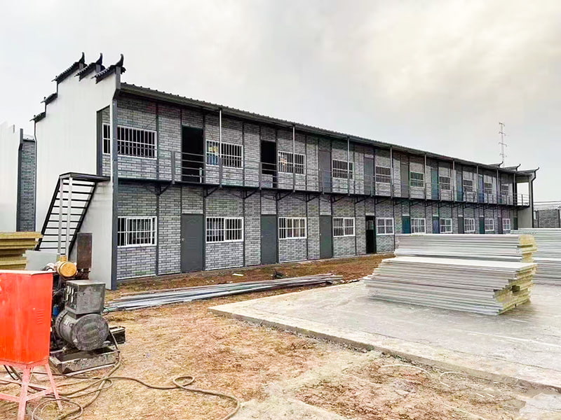 Casa modular tipo K com cobertura de telhado
