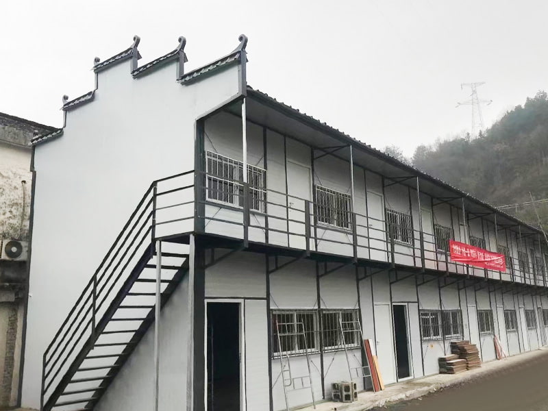 Casa modular tipo K com cobertura de telhado