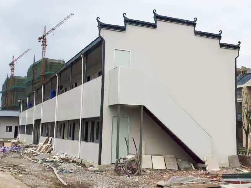 Casa modular tipo K com cobertura de telhado